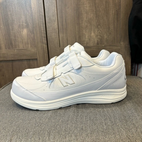 NWOB New Balance Men's 15 Extra Wide 4E White Sneakers Shoes Hook and Loop - Picture 1 of 10